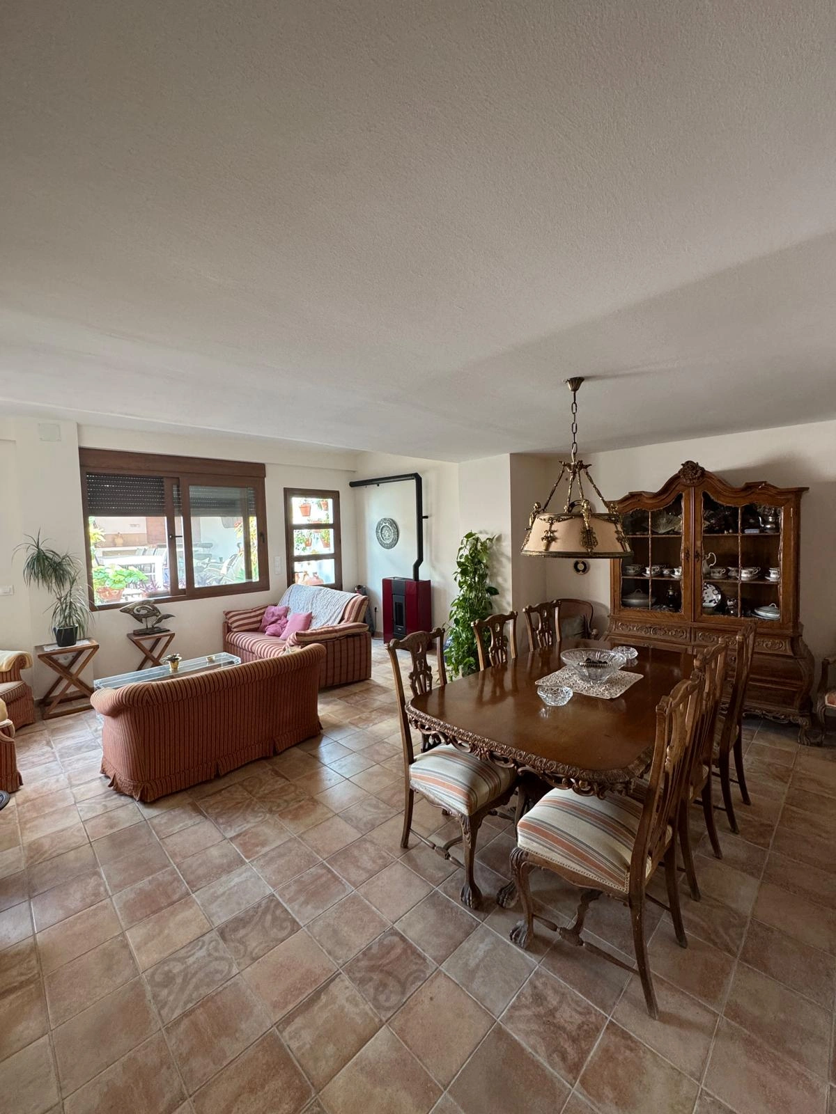 Chalet rústico en Denia con 4 dormitorios y piscina.