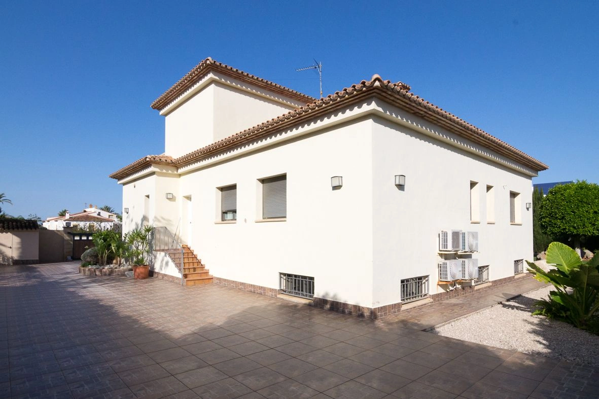 Gran villa cerca del mar y de la ciudad de Dénia.