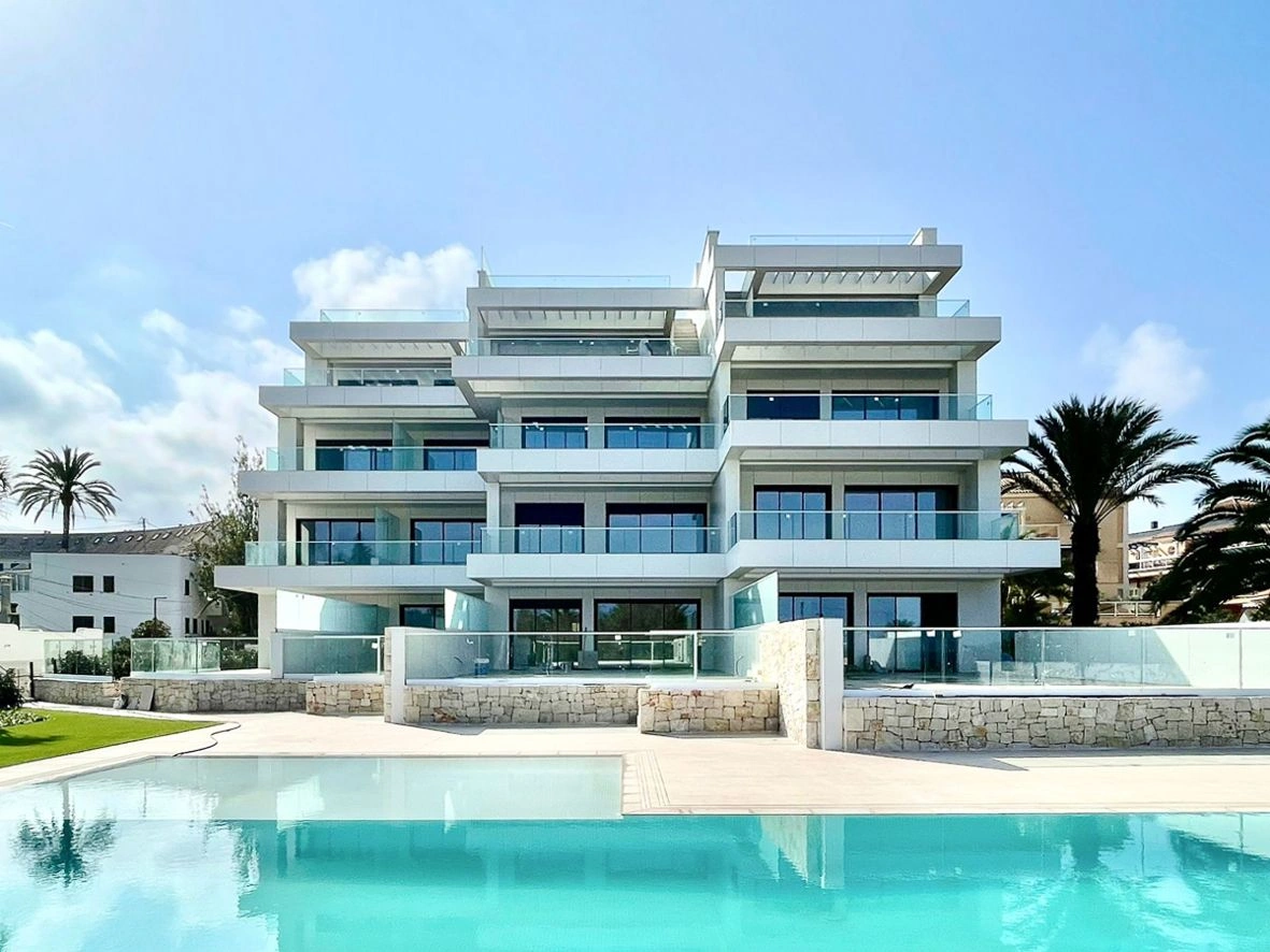 Apartamento bajo de lujo en primera línea de playa en Dénia.