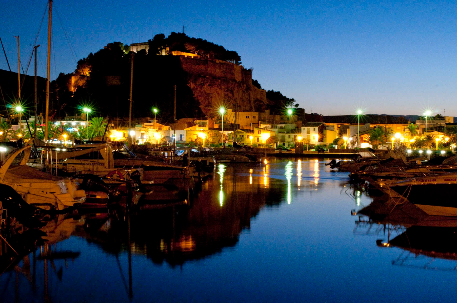 Planta baja a la venta frente al Club Náutico de Denia y a escasos metros de la playa.