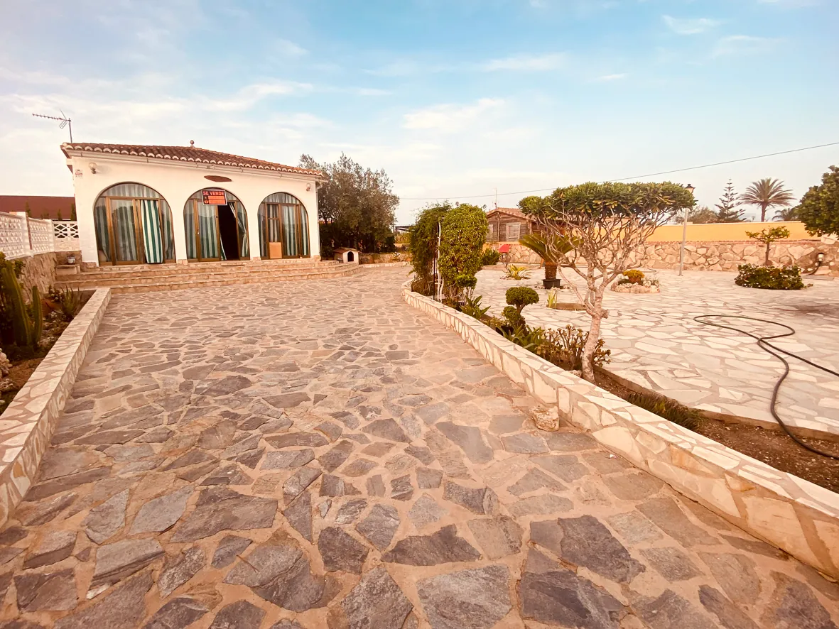 Villa en venta en Oliva con gran parcela.