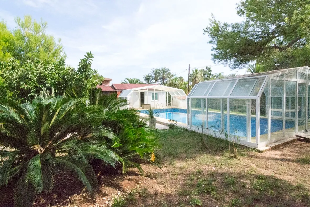 Gran villa en las Rotas con una parcela de 2885 m2.
