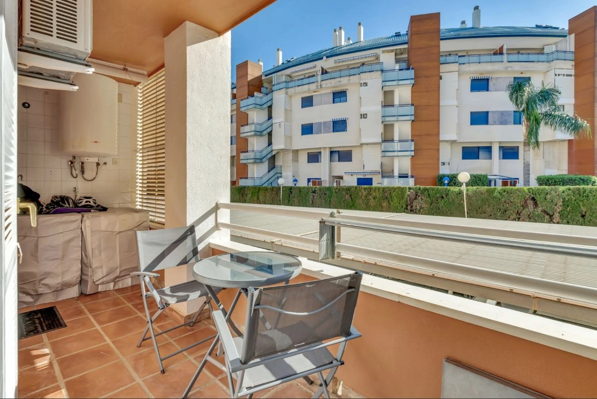 Planta baja a la venta frente al Club Náutico de Denia y a escasos metros de la playa.