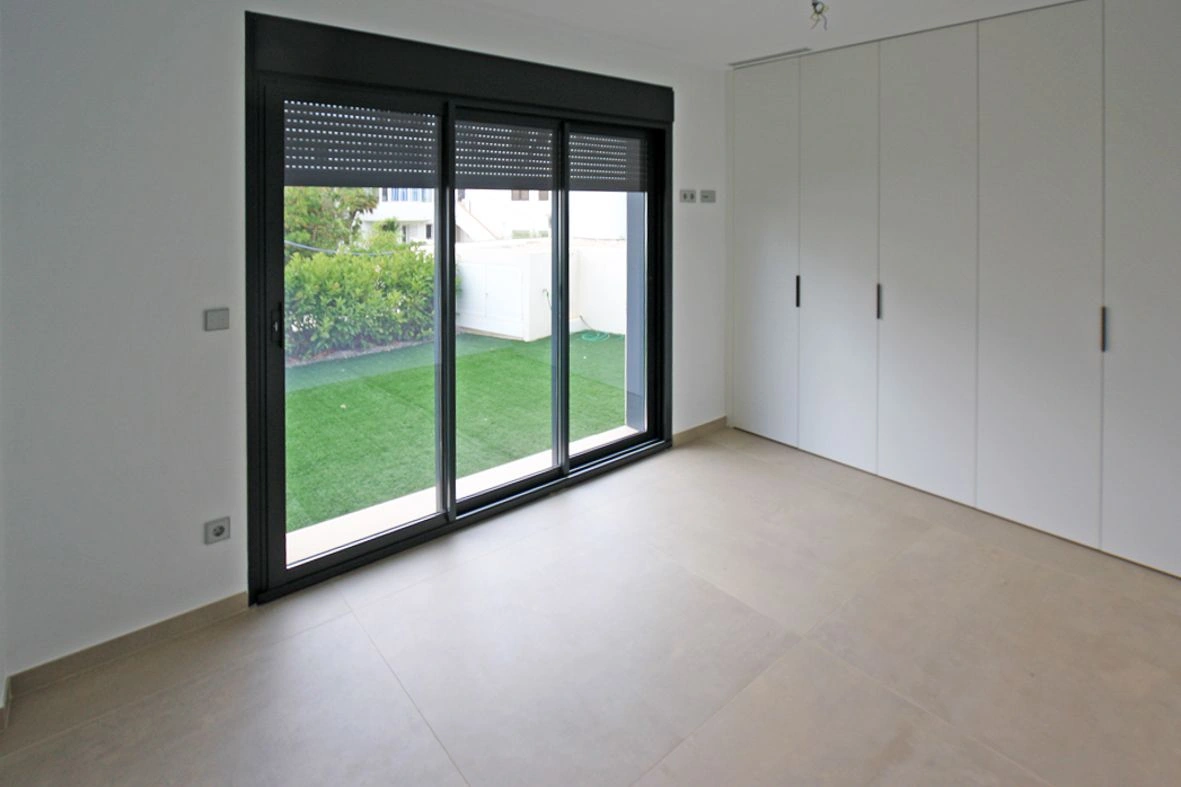 Apartamento bajo de lujo en primera línea de playa en Dénia.