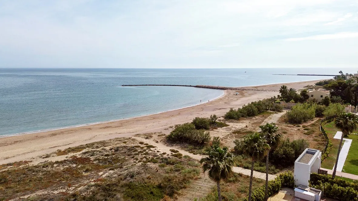 Espectacular apartamento en primera línea de playa en Les Deveses en Dénia.