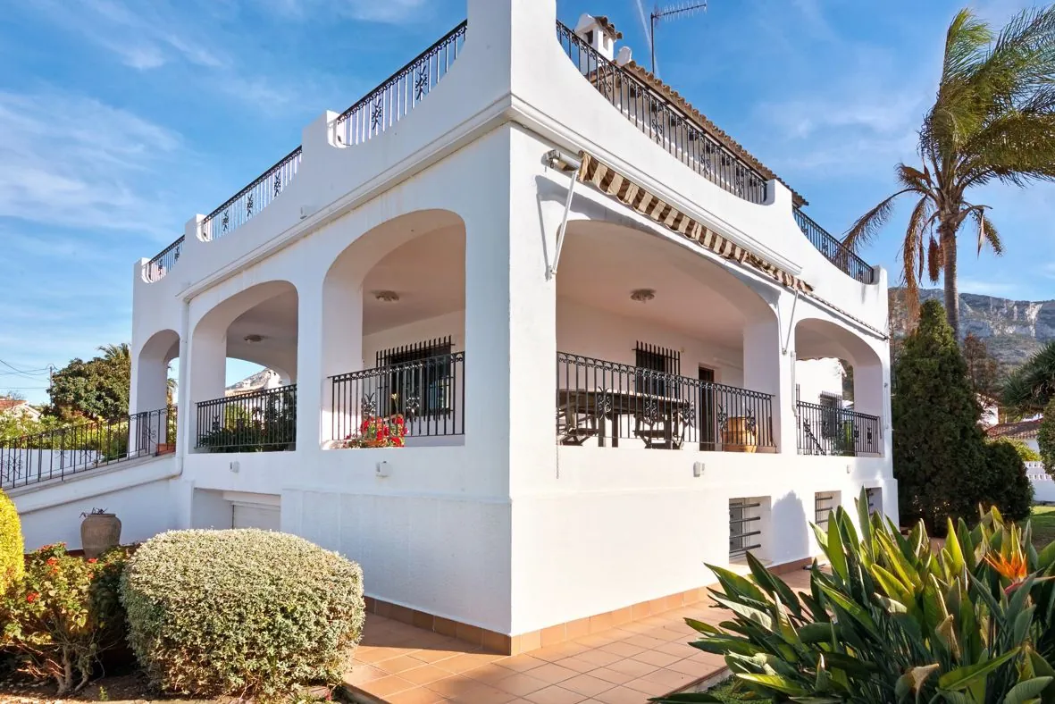 Impresionante villa mediterránea a un paso de la ciudad de Dénia.