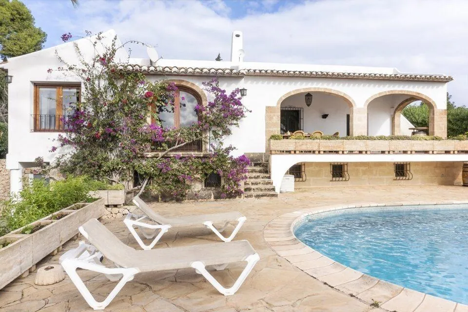 Villa en Jávea con Vistas al Mar y al Montgó