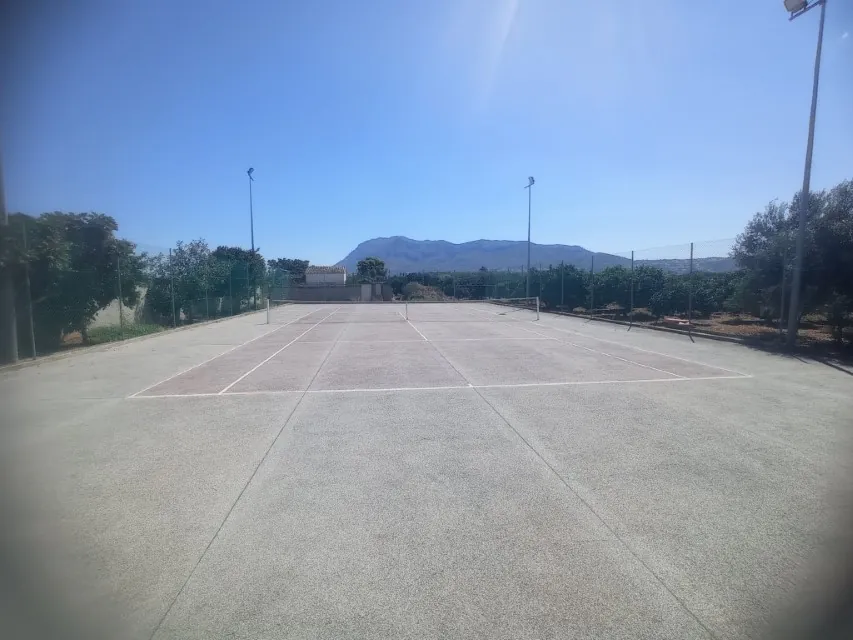 Chalet en venta en las marinas con amplia parcela y piscina