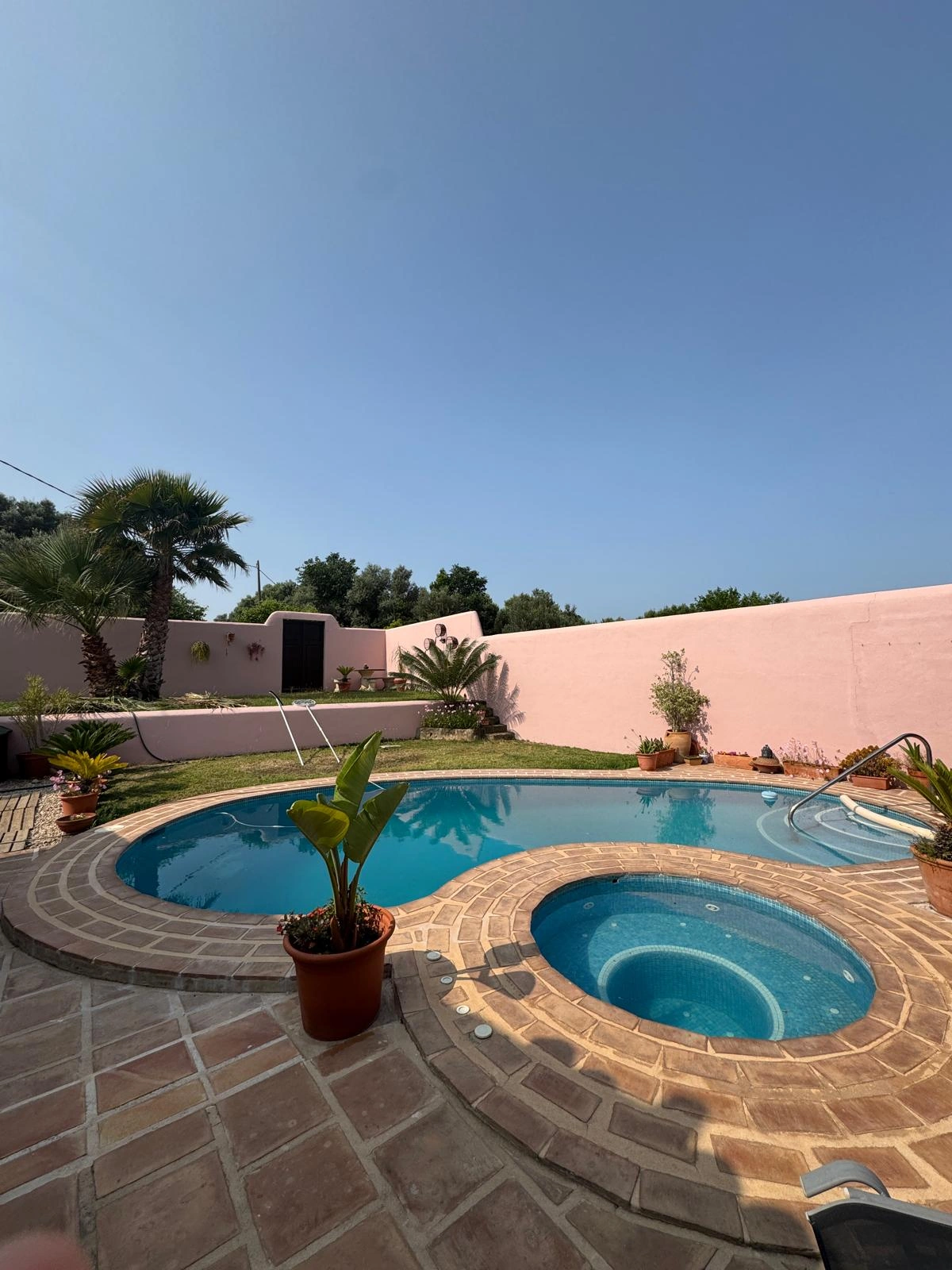 Chalet rústico en Denia con 4 dormitorios y piscina.