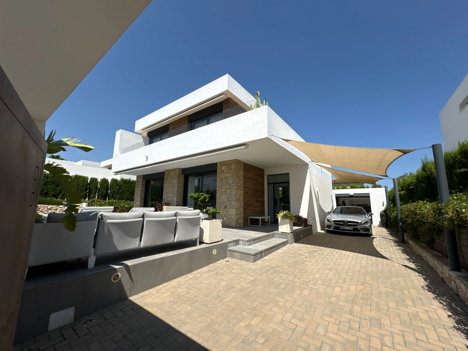 Chalet en Denia para alquiler a largo plazo con 3 dormitorios y piscina. Alto standing