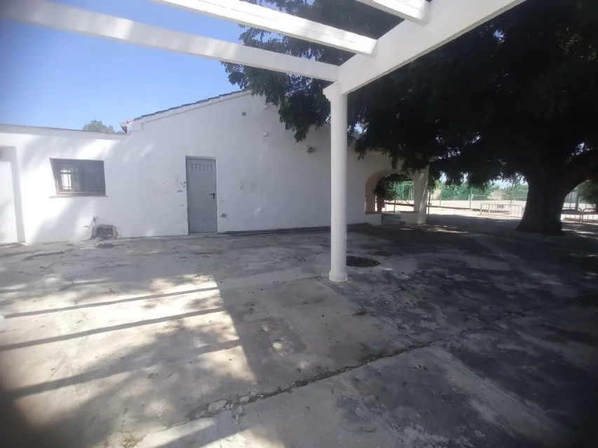 Chalet en venta en las marinas con amplia parcela y piscina