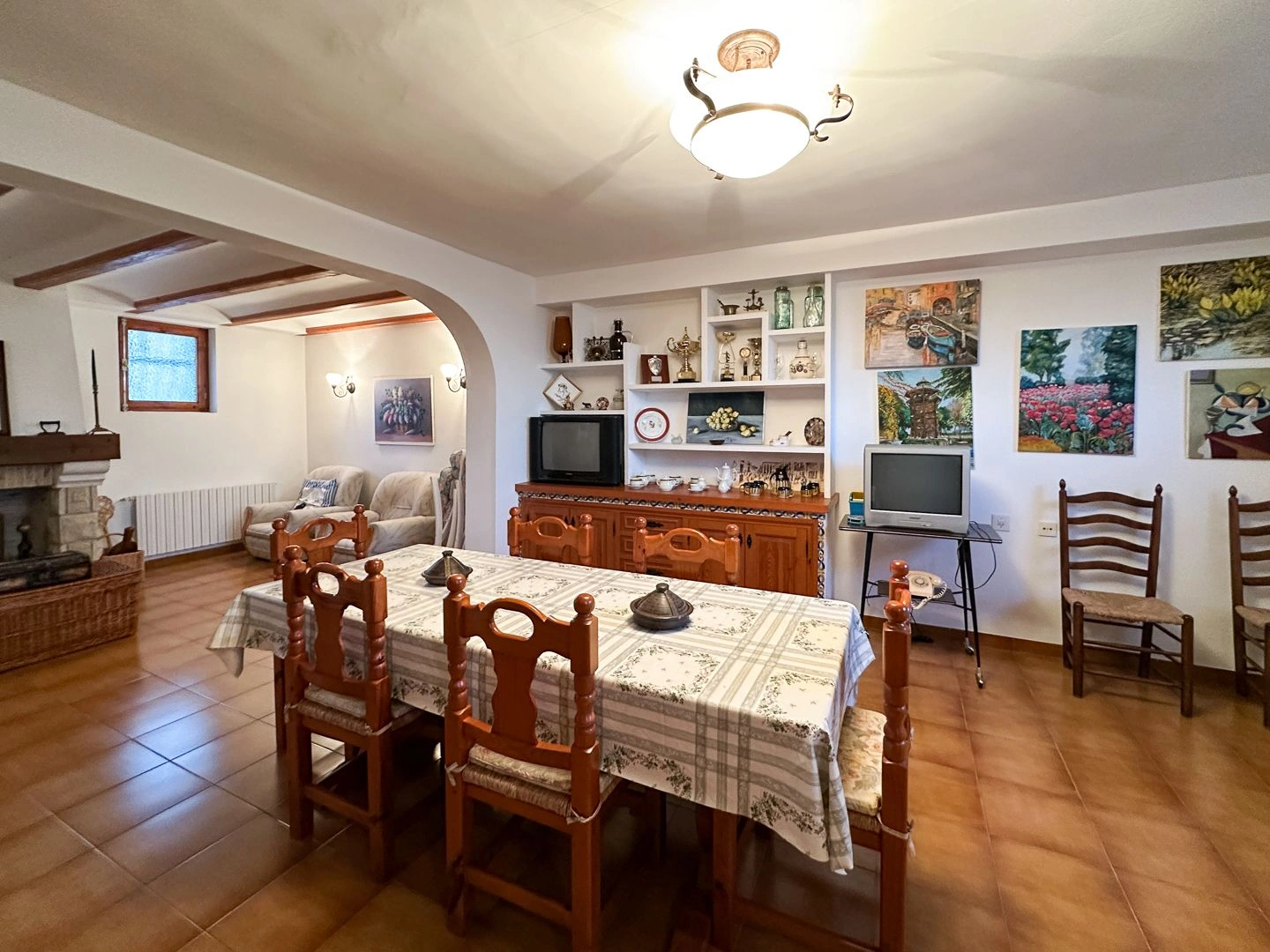 Villa en Ontinyent, con piscina y grandes espacios.