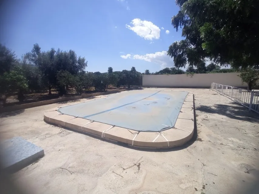 Chalet en venta en las marinas con amplia parcela y piscina