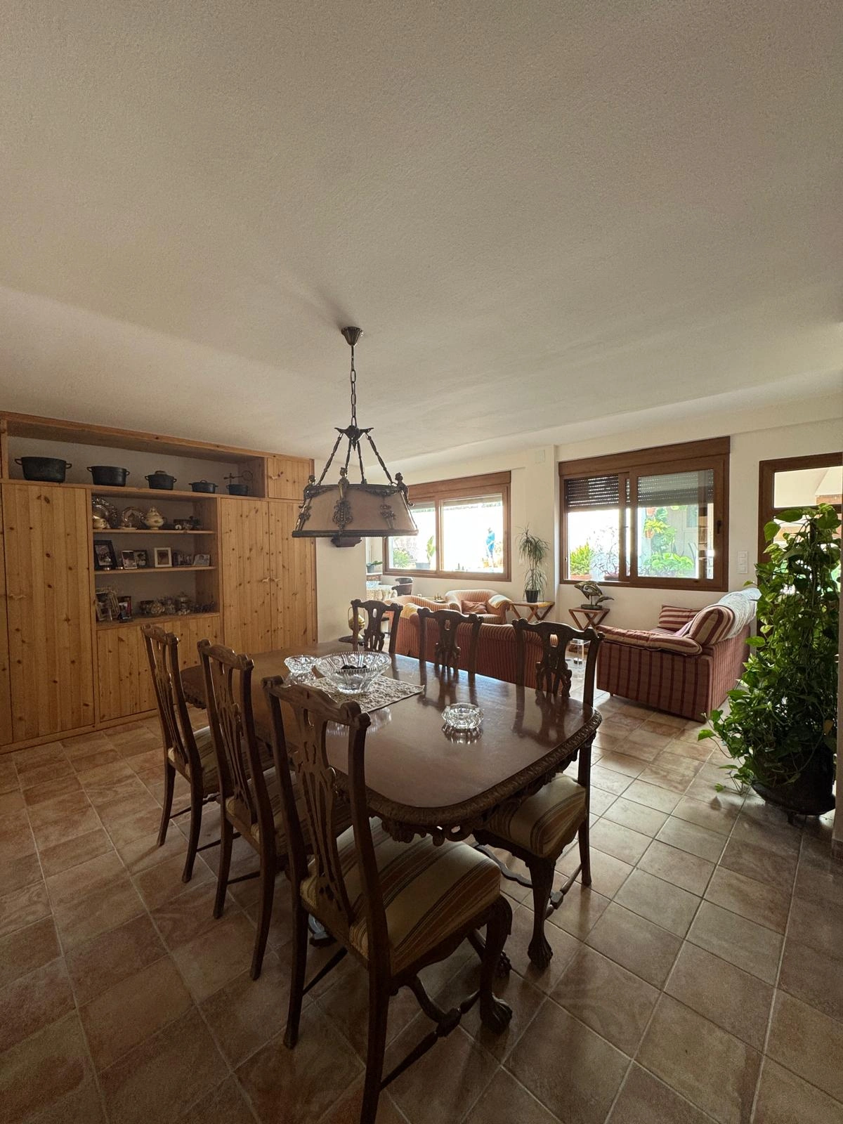 Chalet rústico en Denia con 4 dormitorios y piscina.
