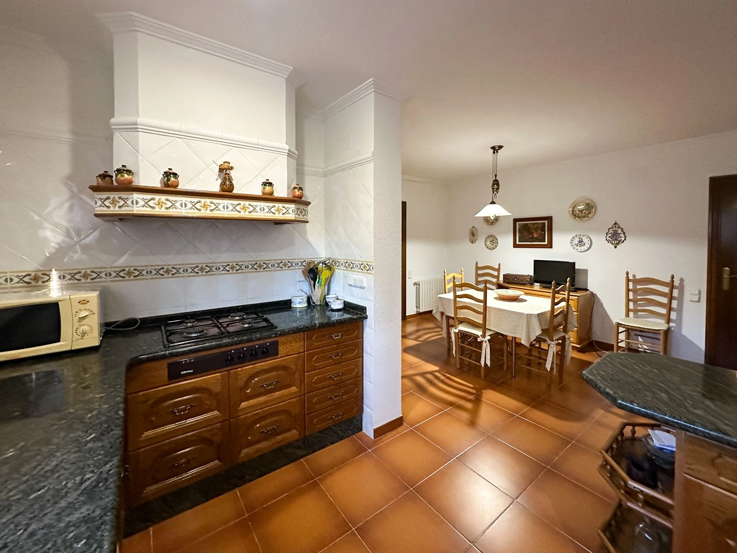 Villa en Ontinyent, con piscina y grandes espacios.