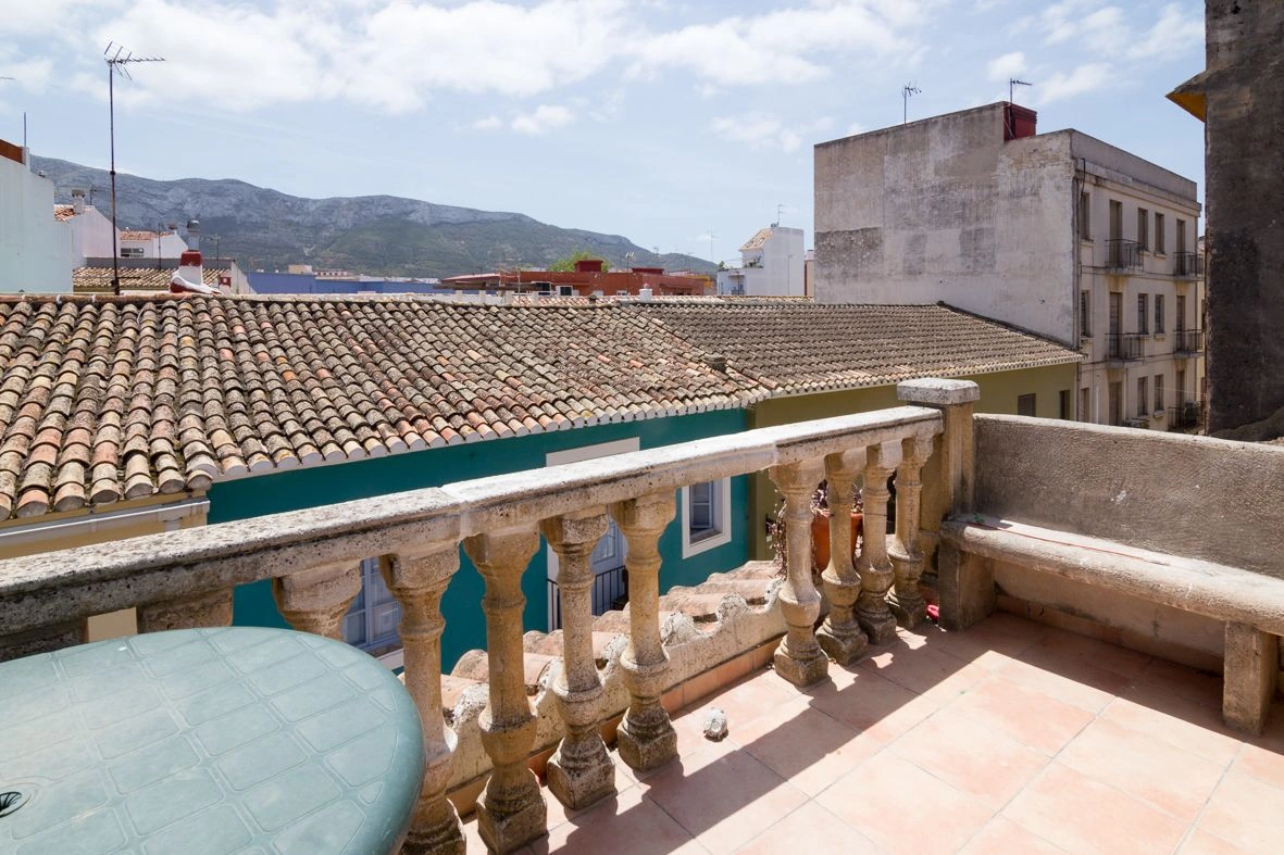 Casa de pueblo compuesta por 3 apartamentos en el centro de Dénia.