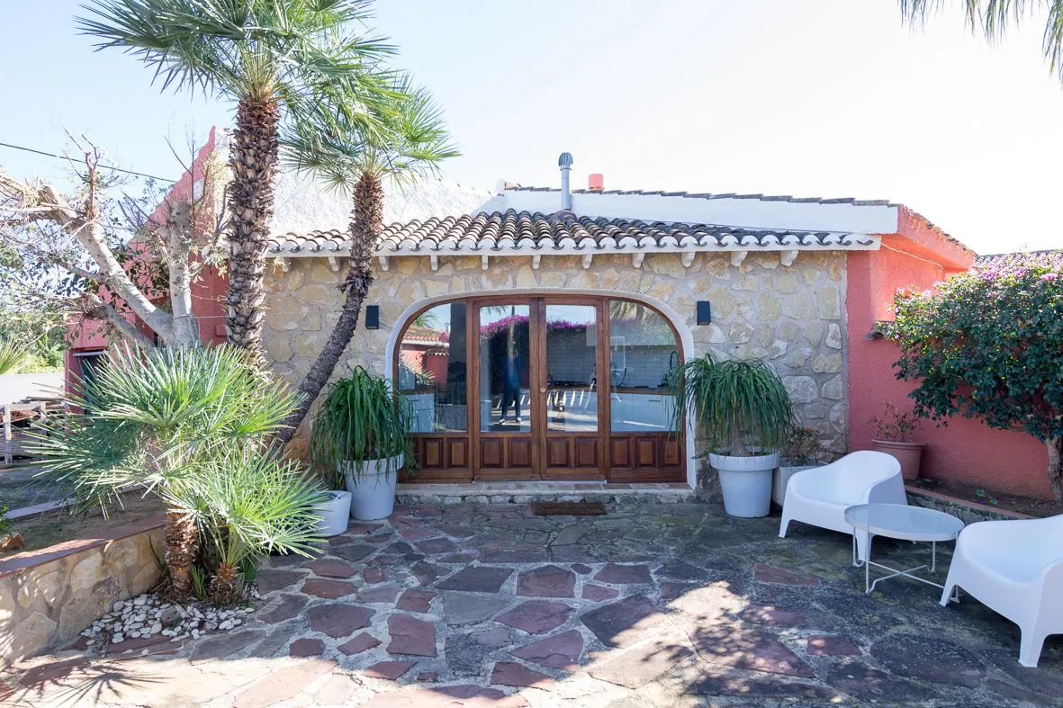 Villa mediterránea con gran parcela.