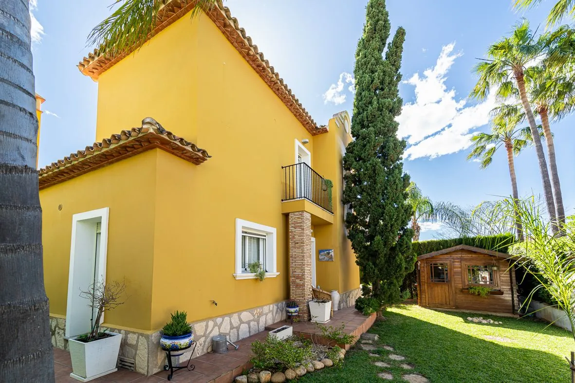 Villa seminueva a un paso del centro.