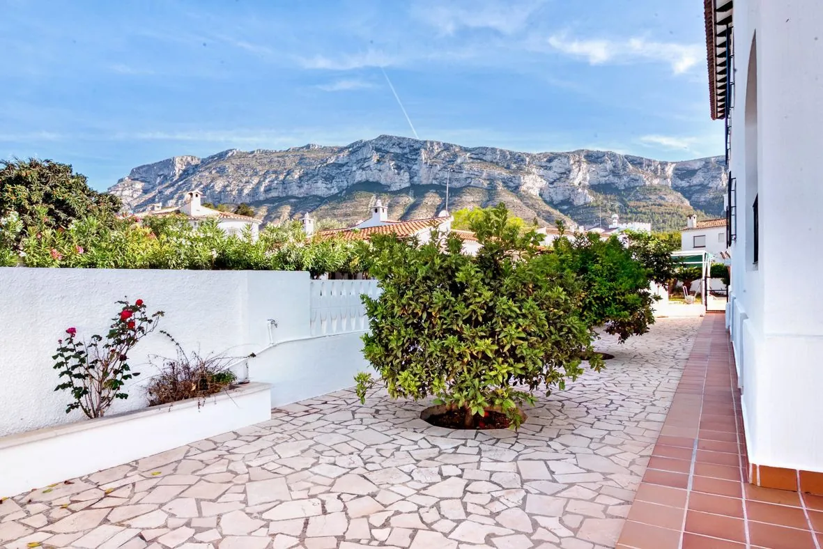 Impresionante villa mediterránea a un paso de la ciudad de Dénia.