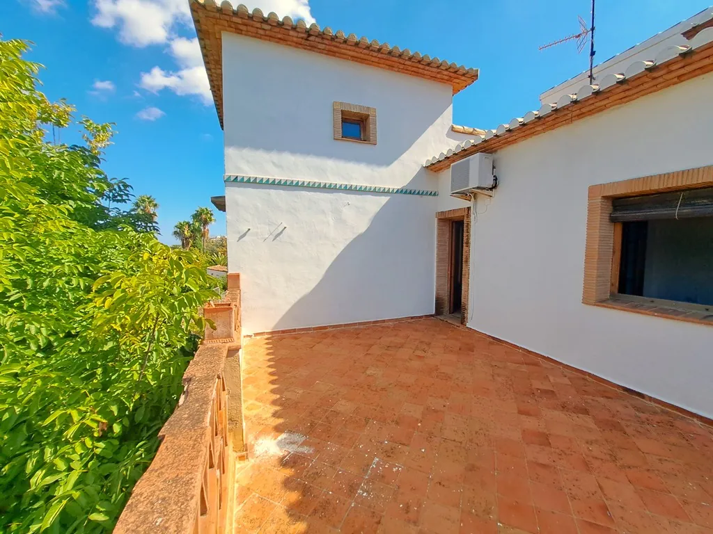 Villa con piscina para comprar en Orba.