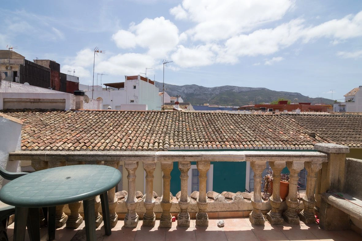 Casa de pueblo compuesta por 3 apartamentos en el centro de Dénia.