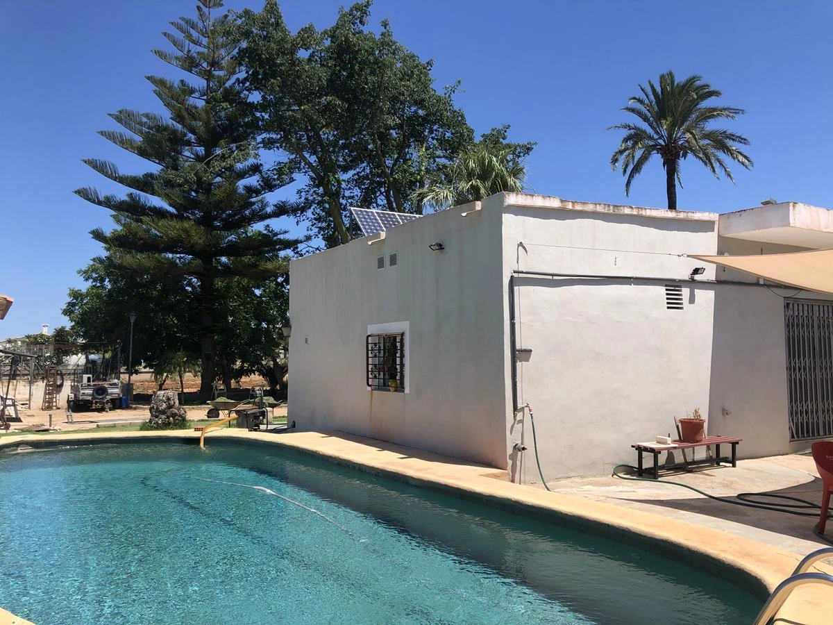 Ondara. Casa de campo amplia con piscina en venta