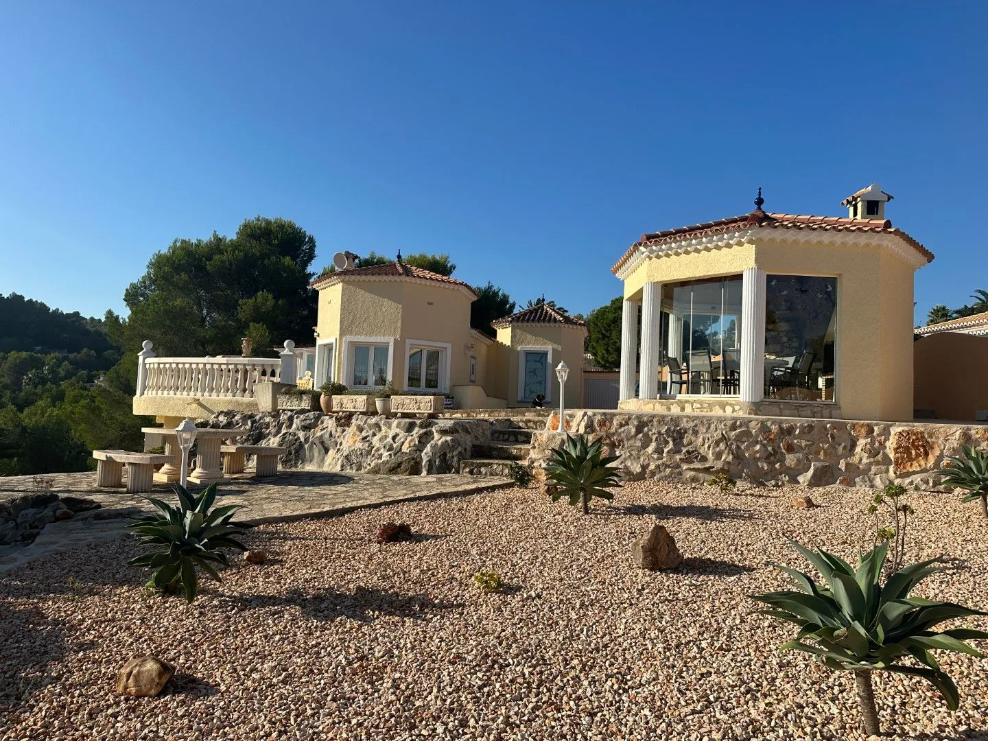 Lujoso Chalet con parcela amplia en venta en Denia
