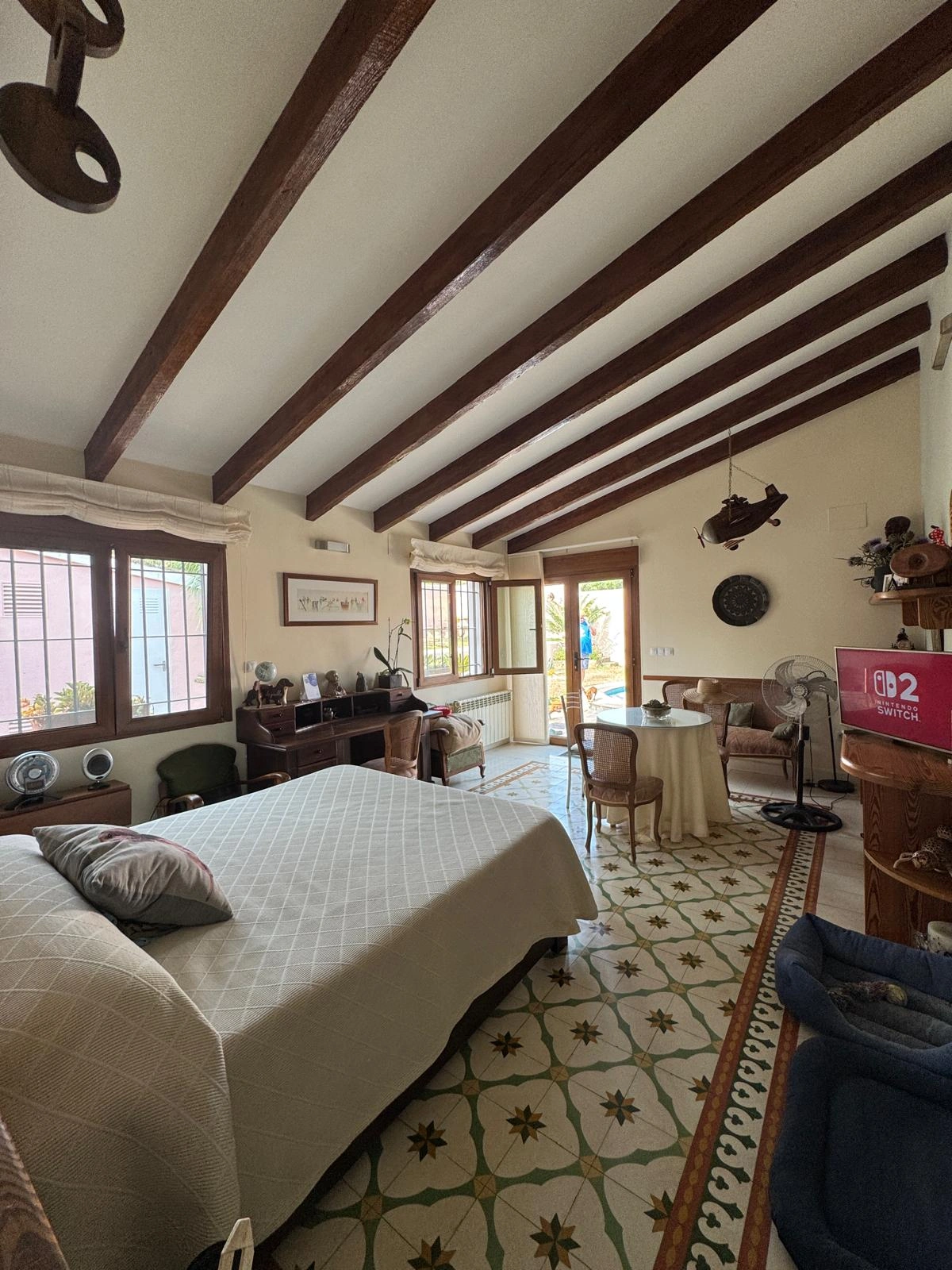 Chalet rústico en Denia con 4 dormitorios y piscina.