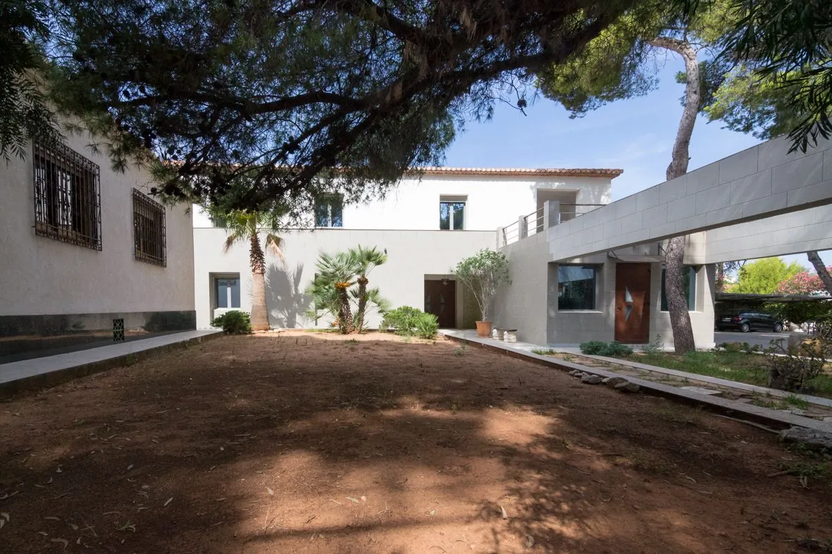 Gran villa en las Rotas con una parcela de 2885 m2.