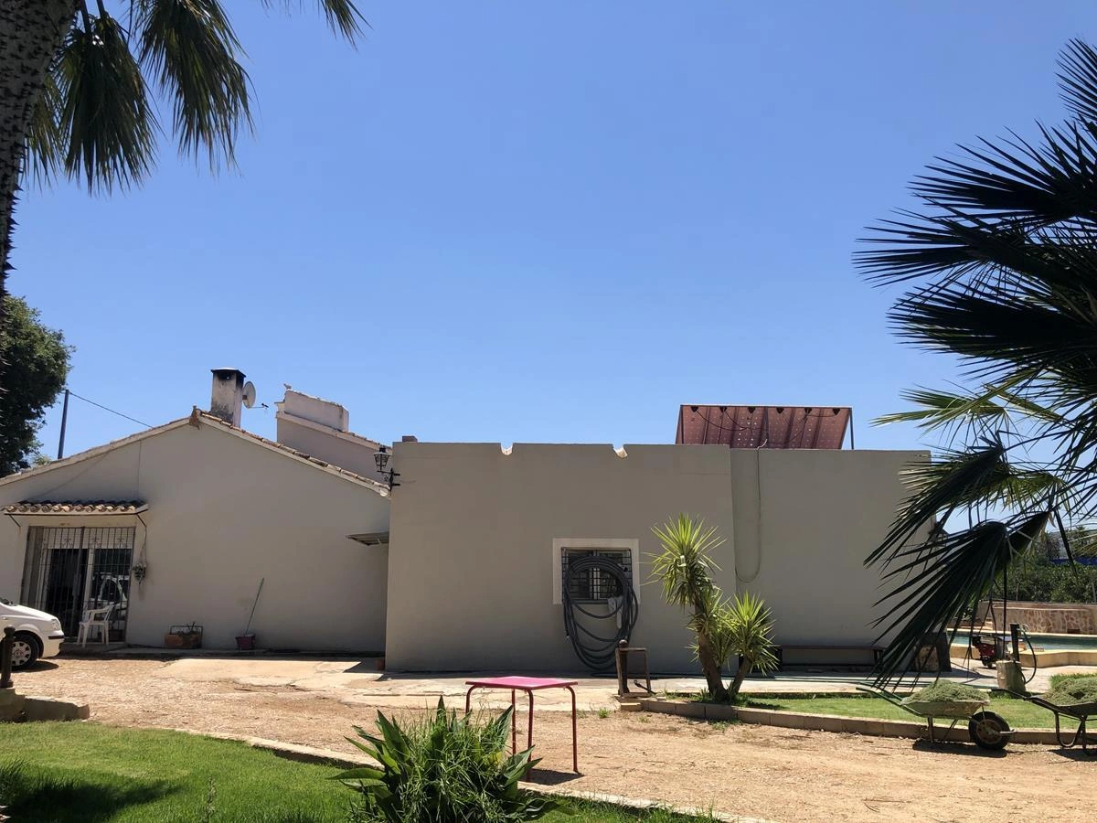 Ondara. Casa de campo amplia con piscina en venta