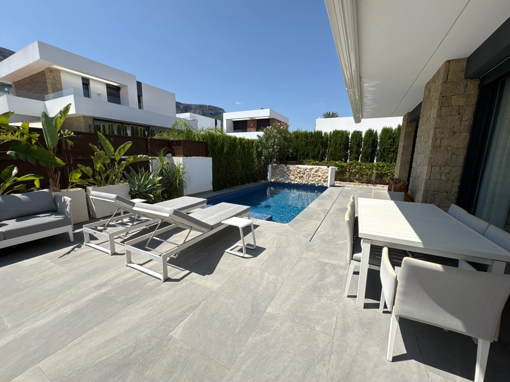 Chalet en Denia para alquiler a largo plazo con 3 dormitorios y piscina. Alto standing