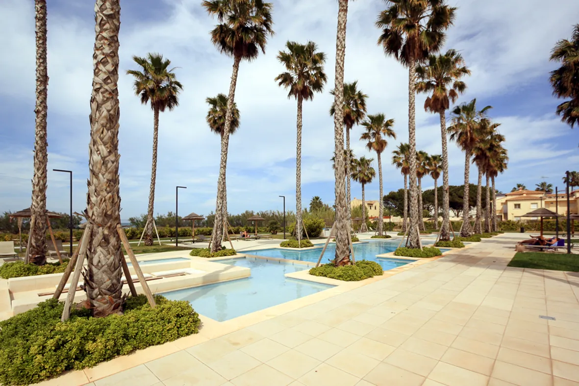 Espectacular apartamento en primera línea de playa en Les Deveses en Dénia.