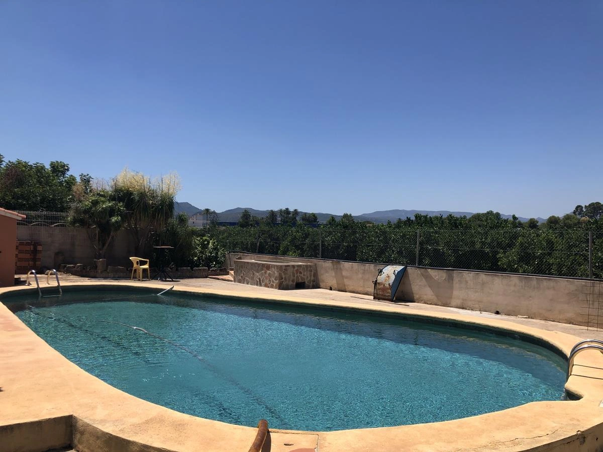 Ondara. Casa de campo amplia con piscina en venta