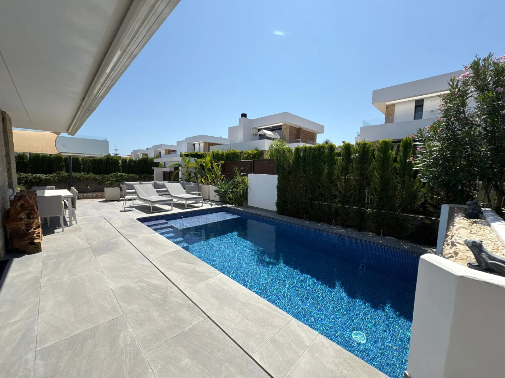 Chalet en Denia para alquiler a largo plazo con 3 dormitorios y piscina. Alto standing
