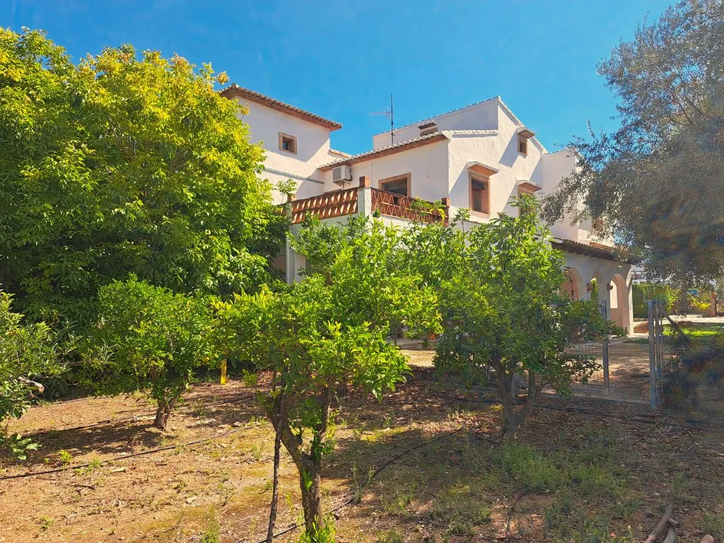 Villa con piscina para comprar en Orba.