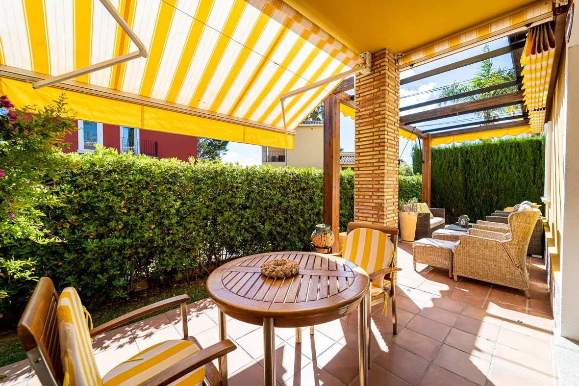 Villa seminueva a un paso del centro.