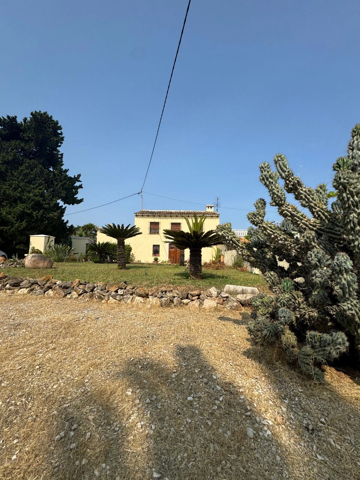 Chalet rústico en Denia con 4 dormitorios y piscina.