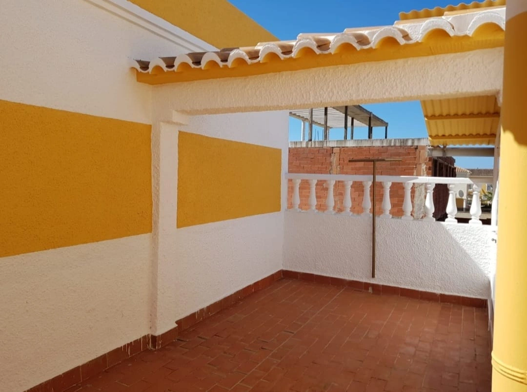Maison de ville de 3 chambres avec garage et terrasses à Els Poblets.