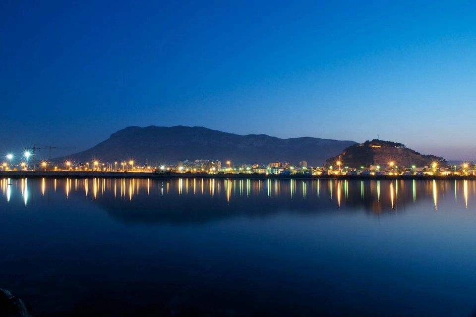Planta baja a la venta frente al Club Náutico de Denia y a escasos metros de la playa.