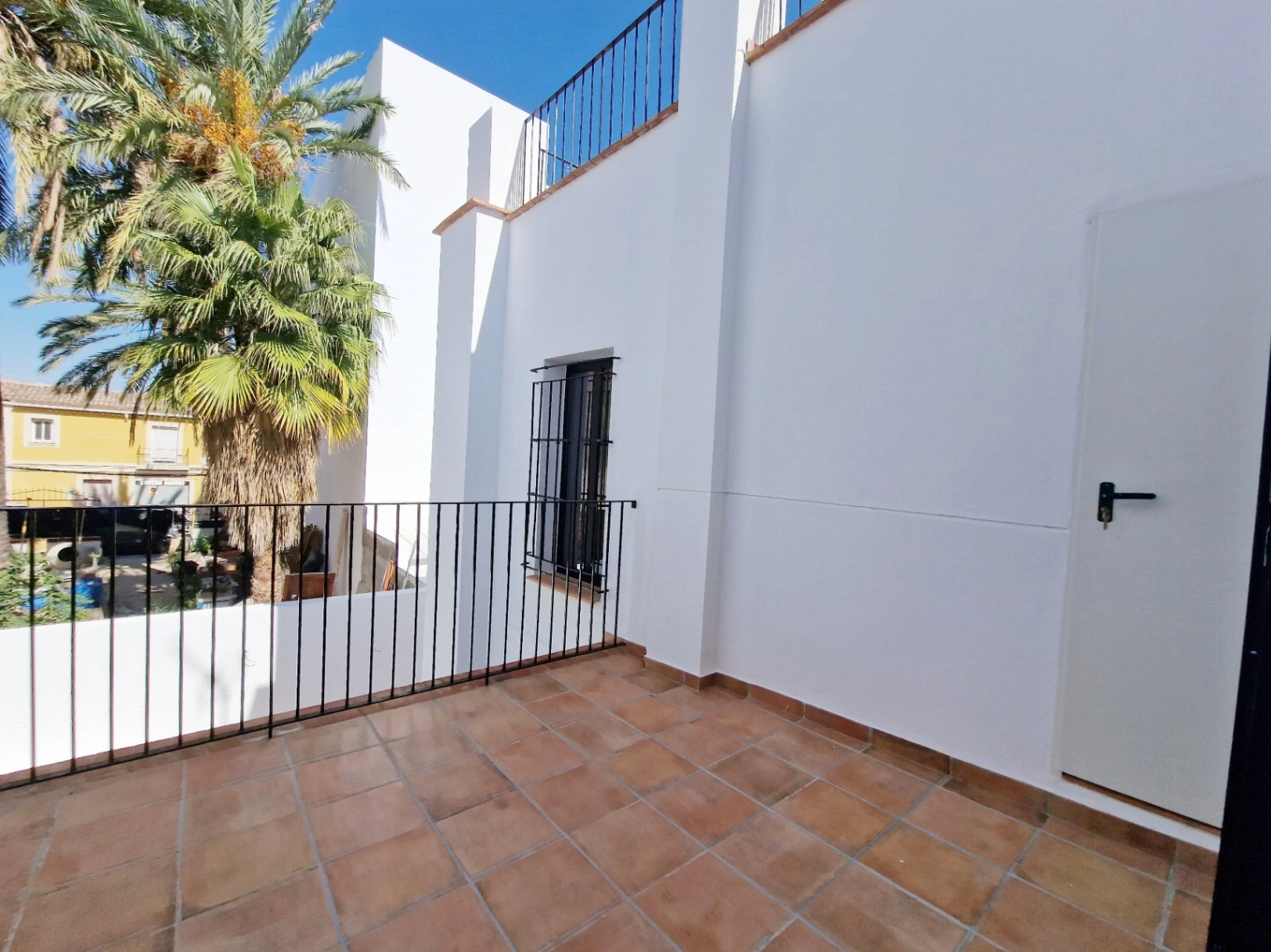 Casa de pueblo de estilo mediterráneo cerca del mar