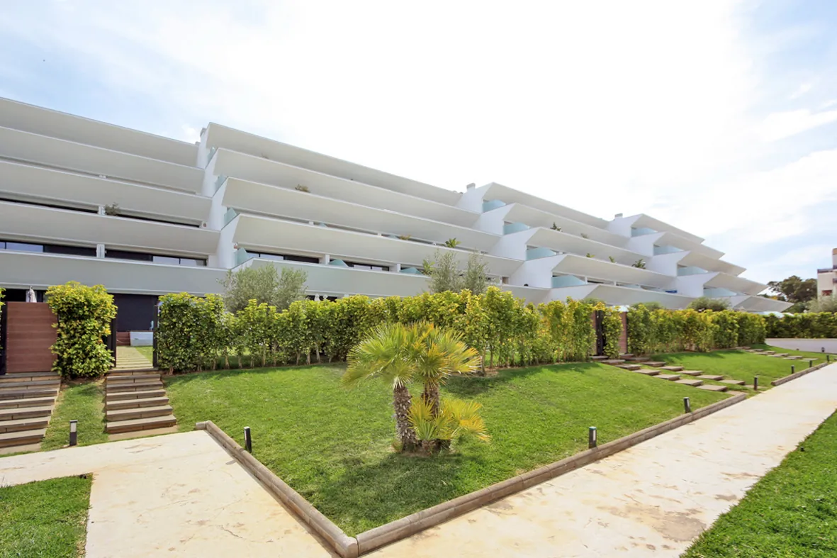 Espectacular apartamento en primera línea de playa en Les Deveses en Dénia.