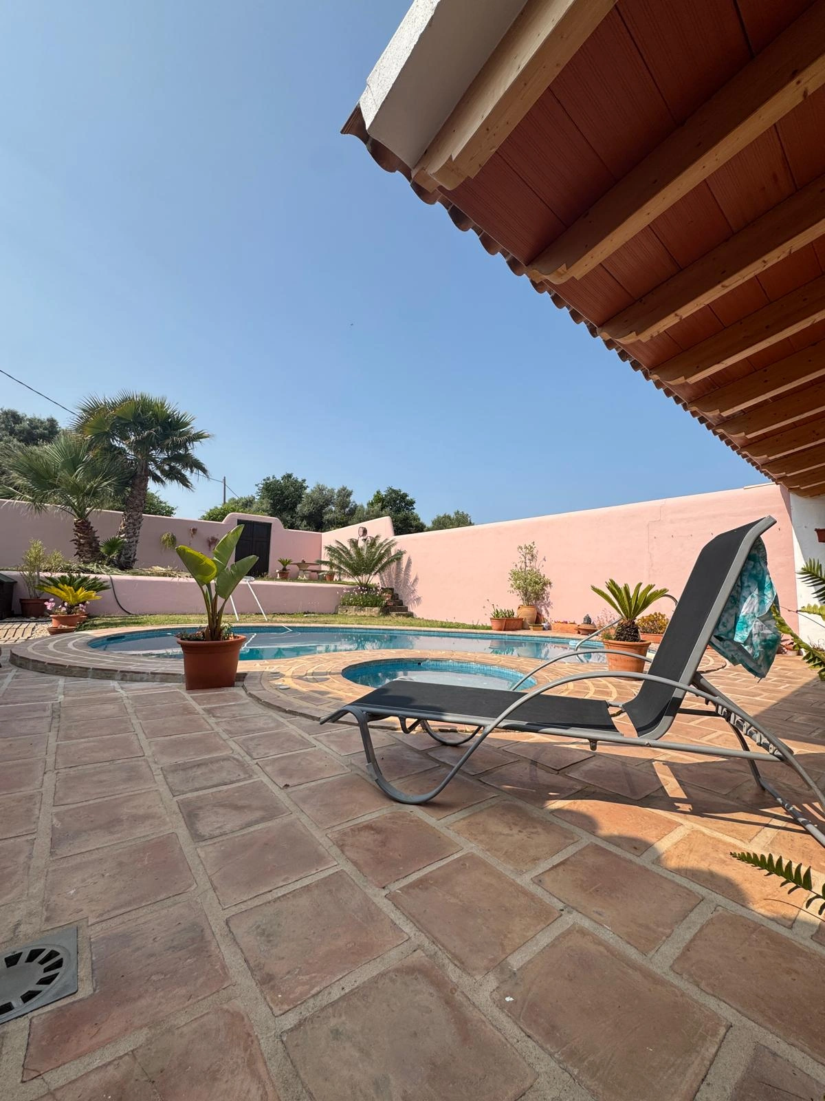 Chalet rústico en Denia con 4 dormitorios y piscina.