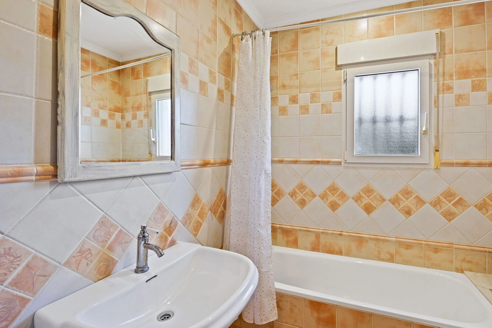 Gran finca rústica compuesta por dos casas y con cuadras para caballos.