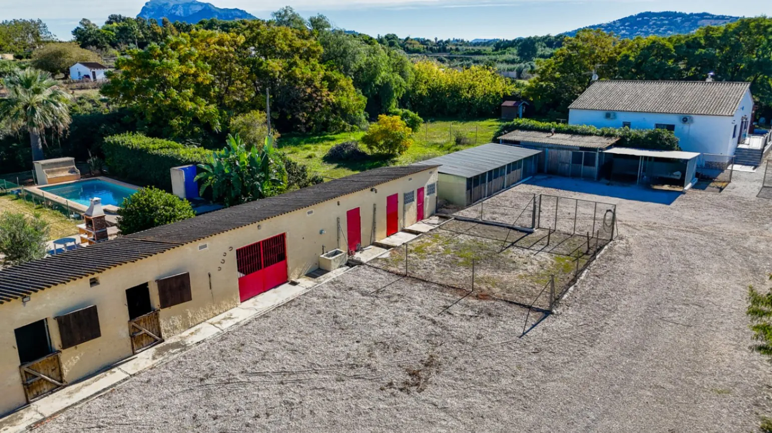 Gran finca rústica compuesta por dos casas y con cuadras para caballos.