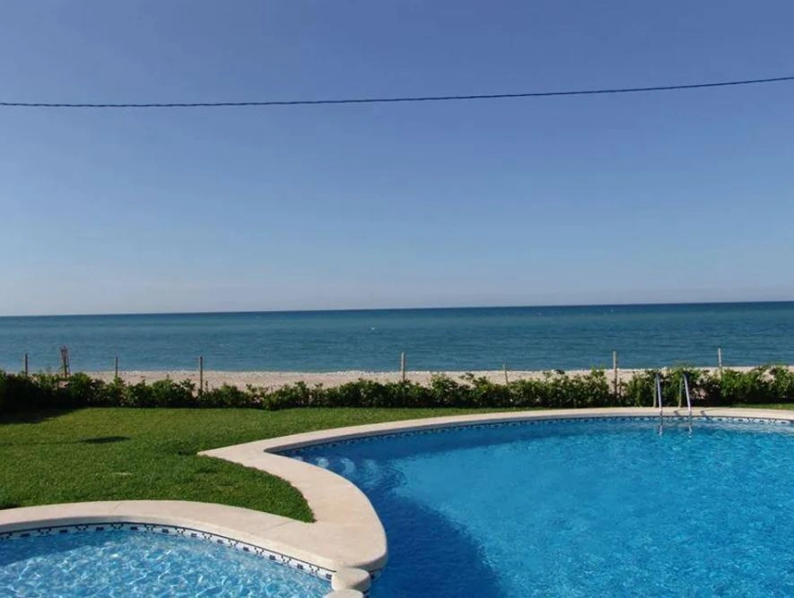 TRIPLEX EN PREMIÈRE LIGNE DE PLAGE ELS POBLETS
