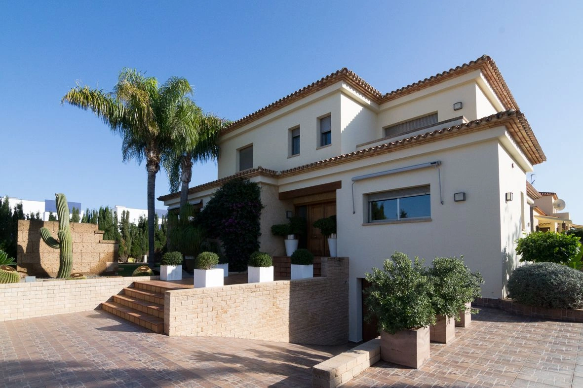 Gran villa cerca del mar y de la ciudad de Dénia.