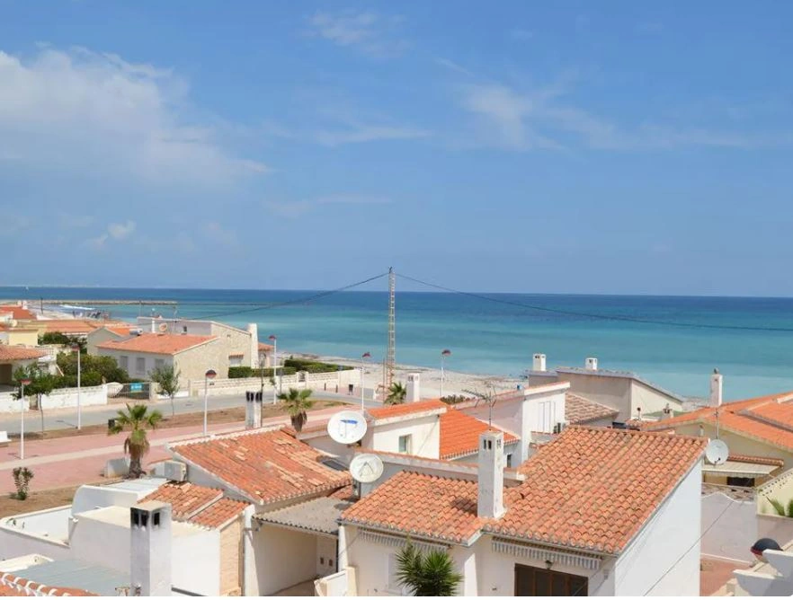 TRIPLEX EN PREMIÈRE LIGNE DE PLAGE ELS POBLETS