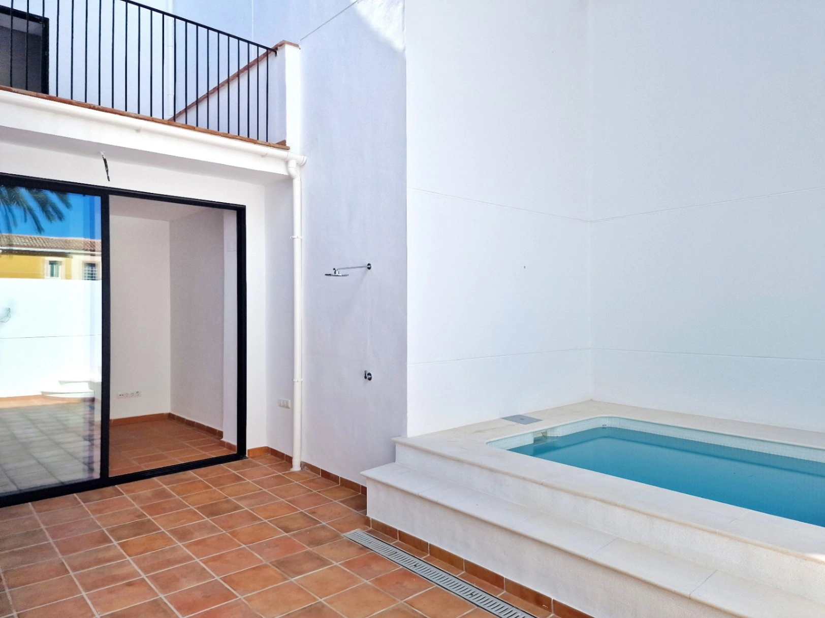 Casa de pueblo de estilo mediterráneo cerca del mar