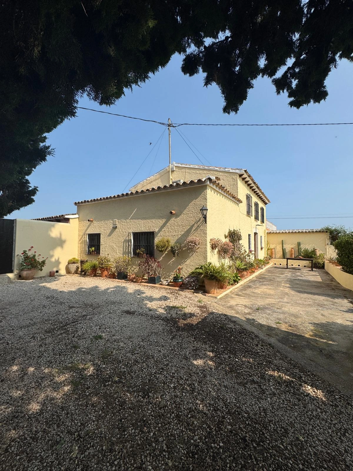 Chalet rústico en Denia con 4 dormitorios y piscina.