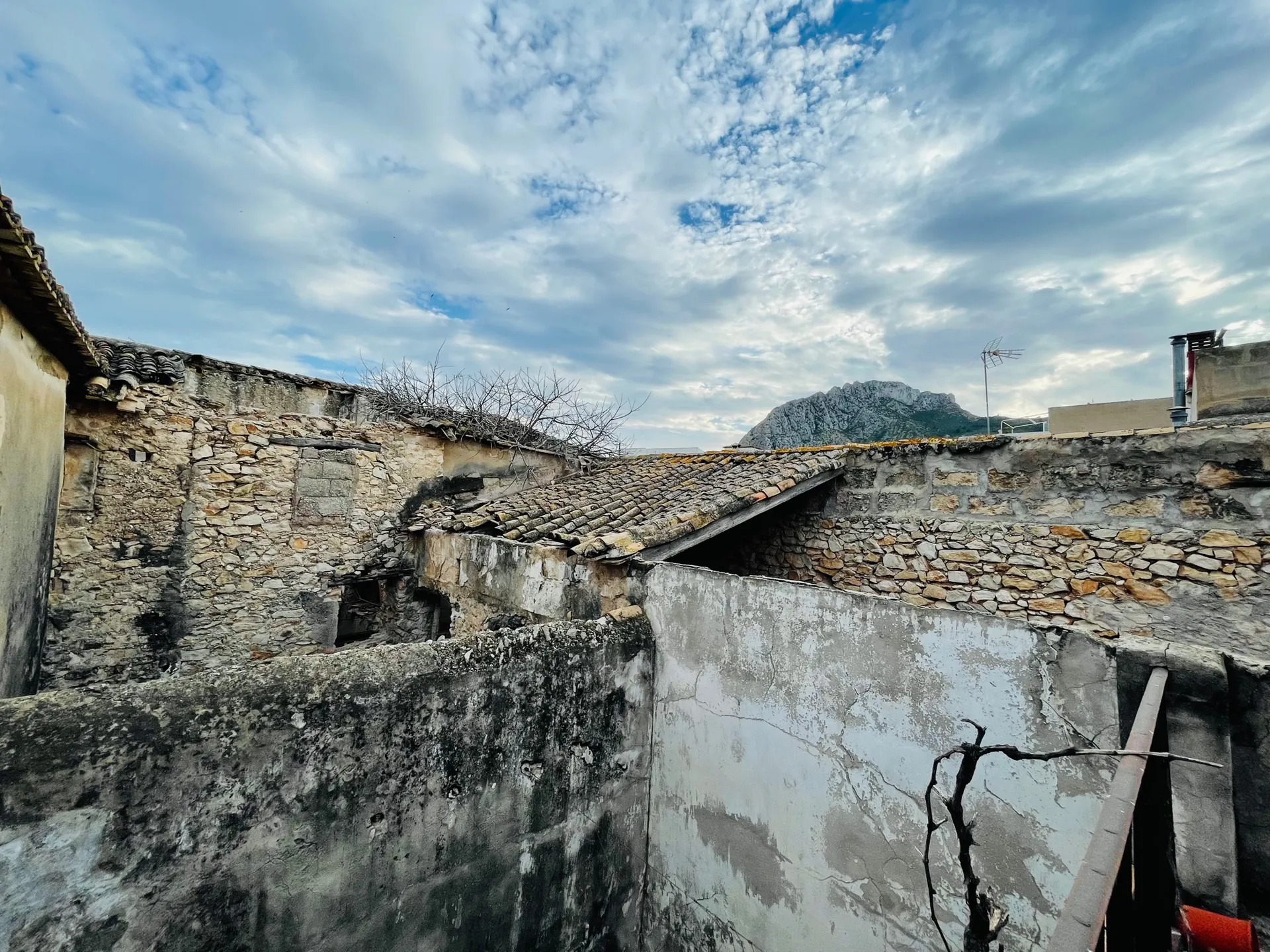 Vergel. Casa de pueblo grande con muchas posibilidades en venta